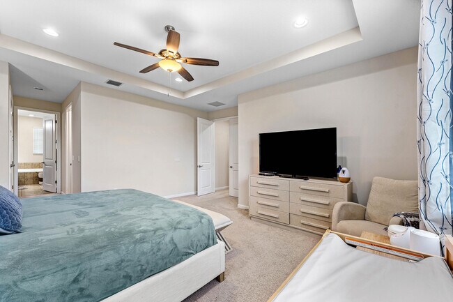 Building Photo - 16280 Oakview Dr