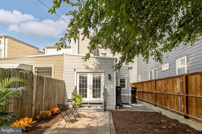 Building Photo - 709 16th St NE