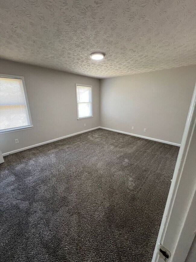 Building Photo - Spacious 2-Bedroom Townhome with Screened-In Porch!