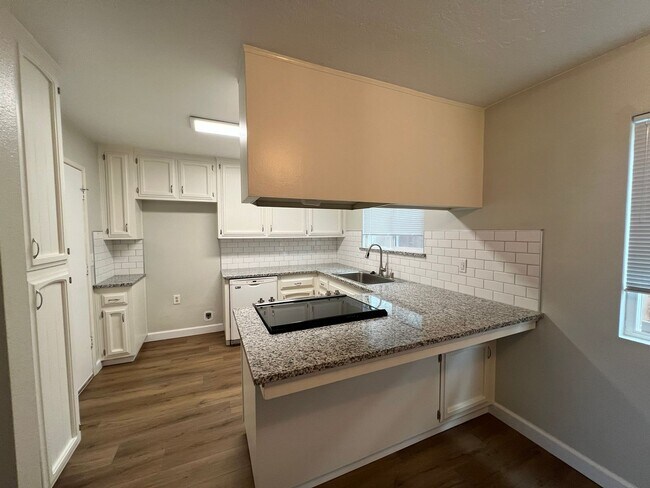Building Photo - 470 Java St