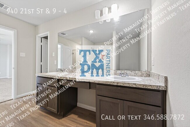 Building Photo - 940 21st St