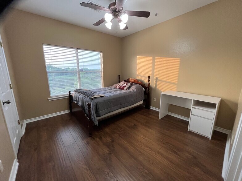 Large and Bright 2nd Bedroom! - 1425 W Villa Maria Rd