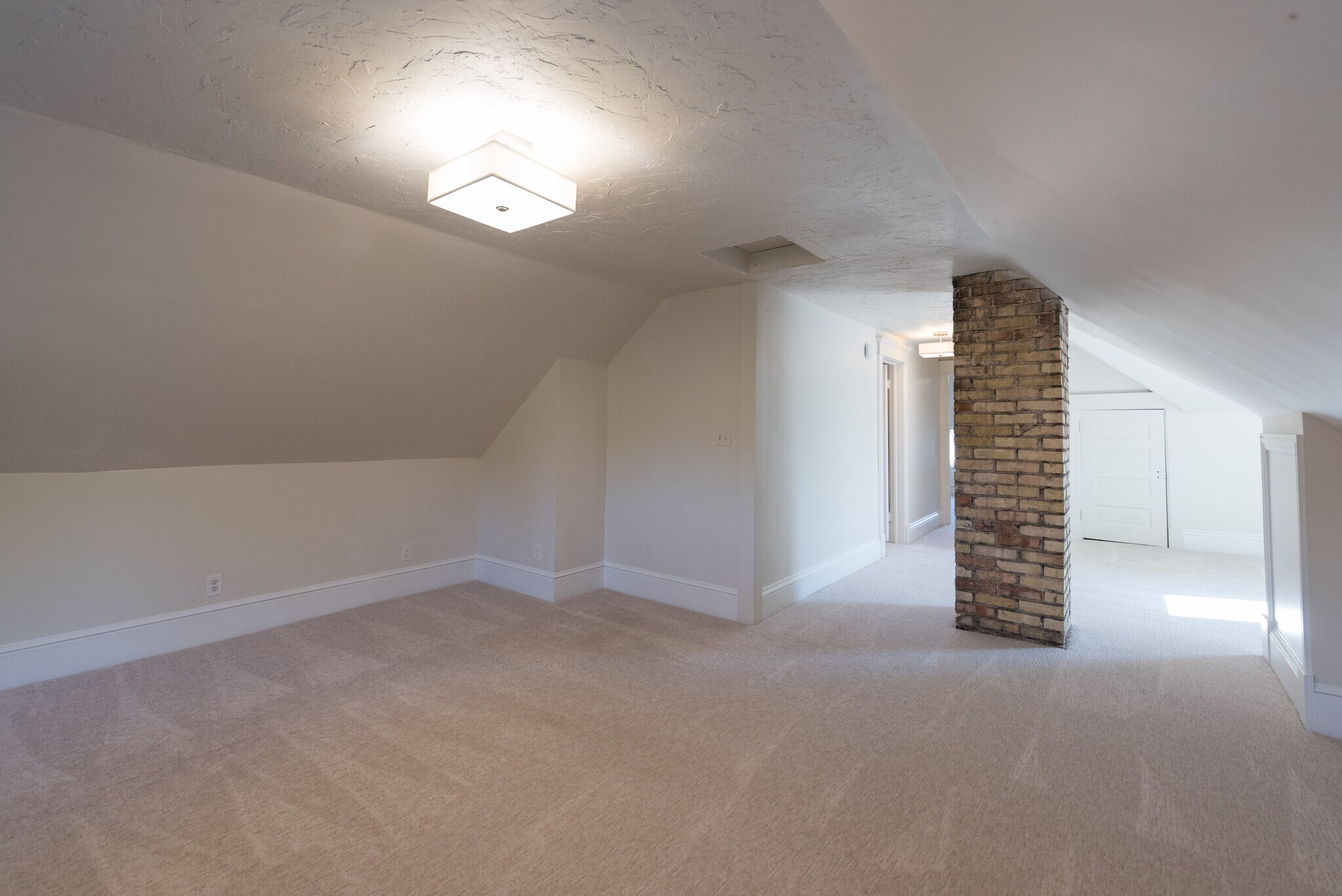 3rd floor living space. All new carpet. - 3204 Park Ave