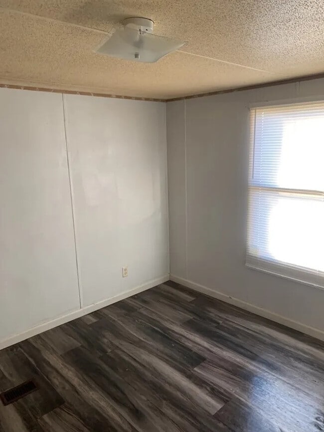 Building Photo - 3 Bedroom 2 bathroom