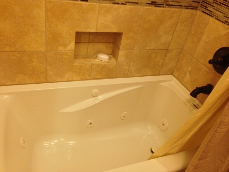 Jacuzzi Tub - 651 W. Pacific Avenue