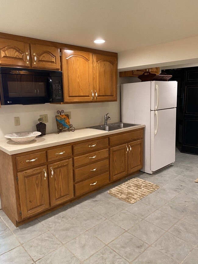 Spacious kitchen - 5821 Lowell St