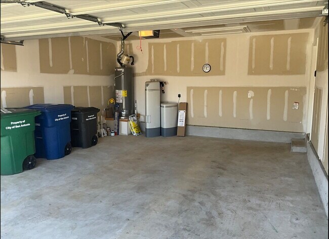 Building Photo - "Charming 4-Bedroom Home with Granite Elegance in San Antonio!"