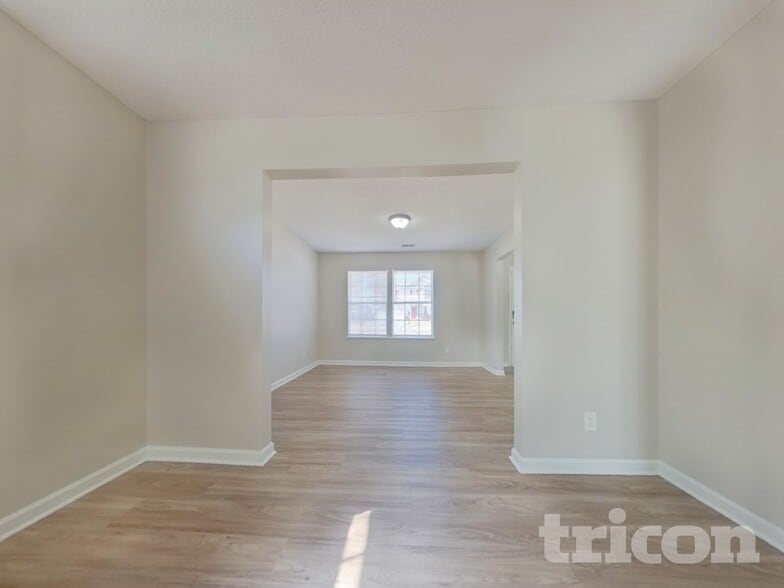 Building Photo - 490 Fox Trot Dr