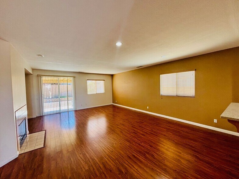 Building Photo - 5806 W Ave K-3