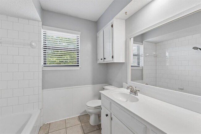 Building Photo - 213 S Silver Dr