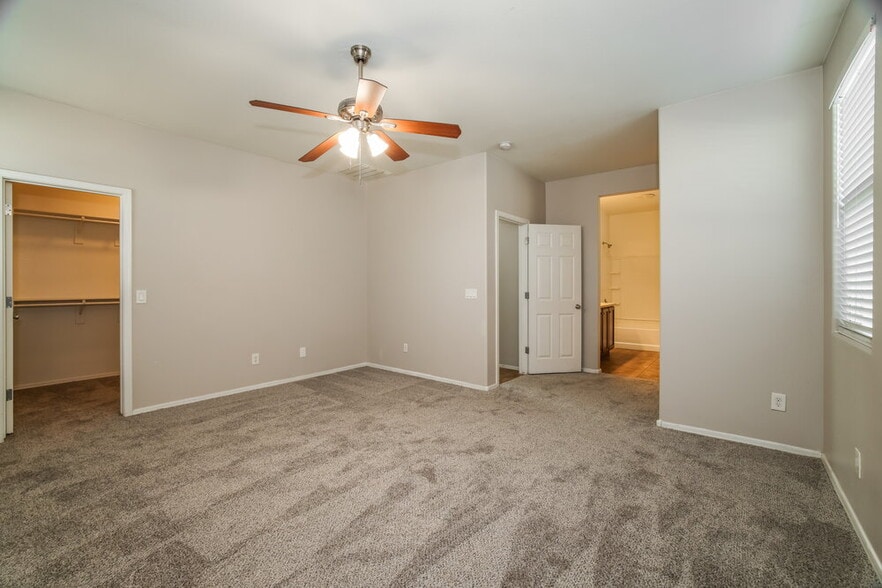 Building Photo - 7543 W Darrel Rd