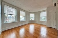 Building Photo - 7/1 Sunny, spacious 1BR in downtown Beverl...