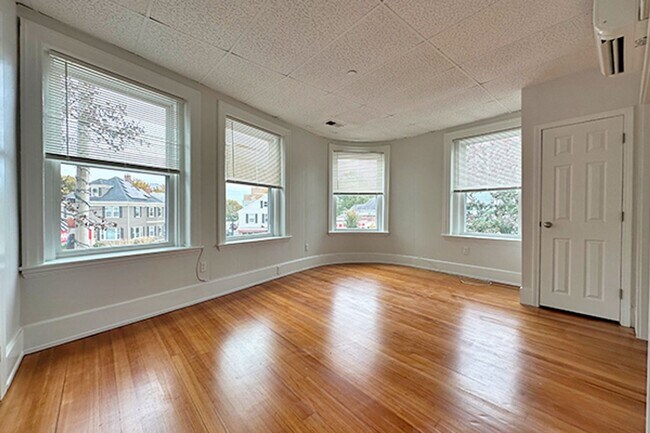 Primary Photo - 7/1 Sunny, spacious 1BR in downtown Beverl...