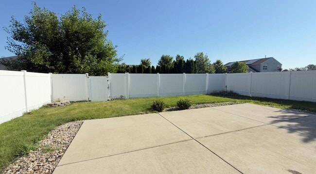 Building Photo - STUNNING 4 Bedroom 2.5 Bath