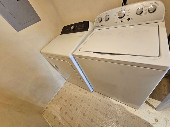 Building Photo - 2 Bedroom Condo with Vaulted Ceiling, Open Kitchen, Attached Garage in Desirable Clinton Township...