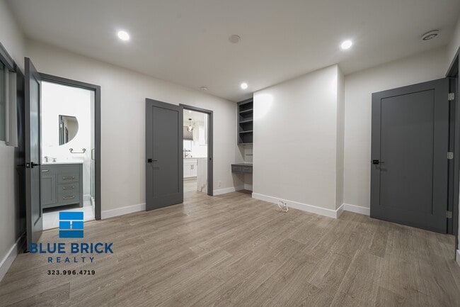 Building Photo - 5620 1/2 Radford Ave -