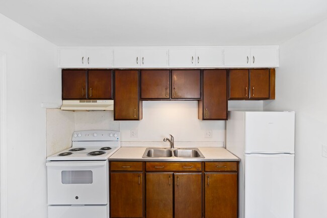 Interior Photo - Colonial Manor (GL62,LLC)