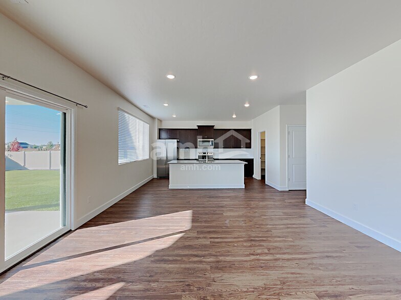 Building Photo - 933 N Barkvine Ave