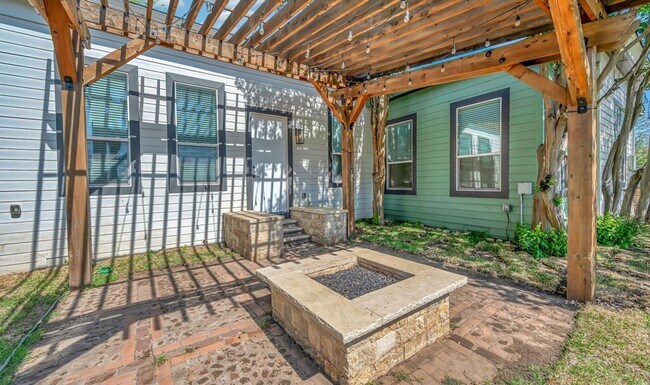 Building Photo - Beautiful 3 bedroom / 3 bath house available now!