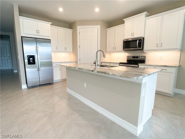 Building Photo - 715 Heather Lk Ave