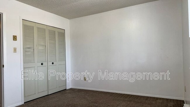 Building Photo - 25 Royal Crest Dr