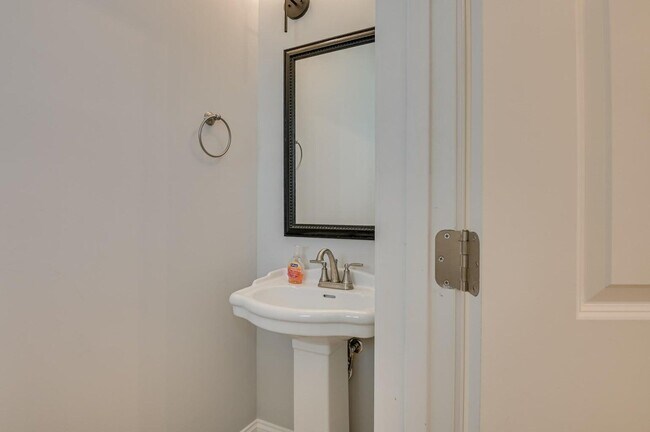 Building Photo - 596 Vinings Dr