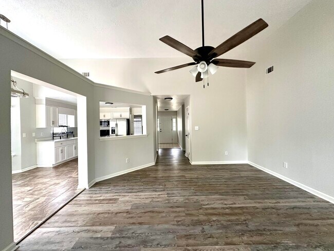 Building Photo - 945 Hunting Horn Wy