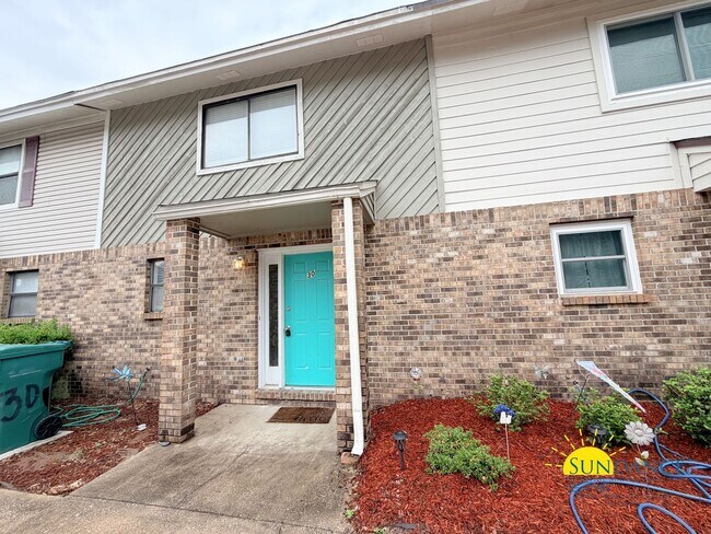 Building Photo - Beautiful 2 Bedroom townhome in Fort Walton Beach in between Hurlburt Field & Eglin Airforce Base!