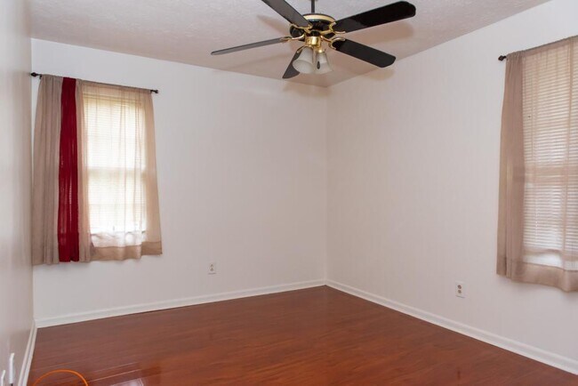 Building Photo - 6205 Fieldcrest Dr