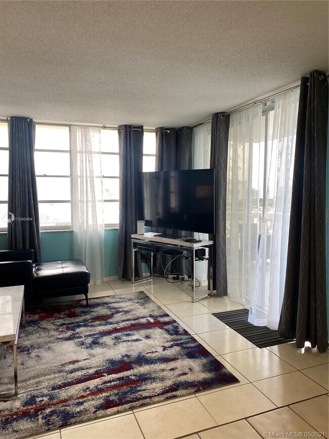Building Photo - 1817 S Ocean Dr