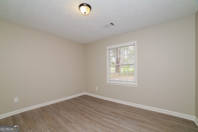 Building Photo - 125 Longview Rd