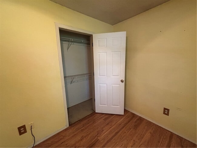 Building Photo - 809 Tyler St