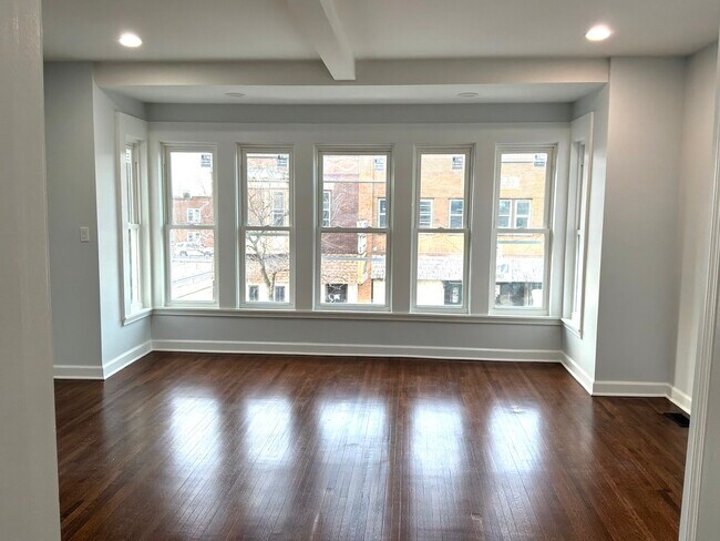 Building Photo - 224 E Cass St