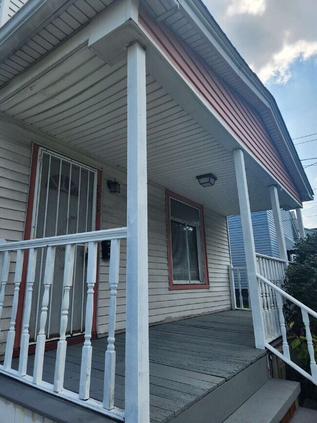 Building Photo - "Spacious 1.5 story 4-Bedroom Duplex on Ot...