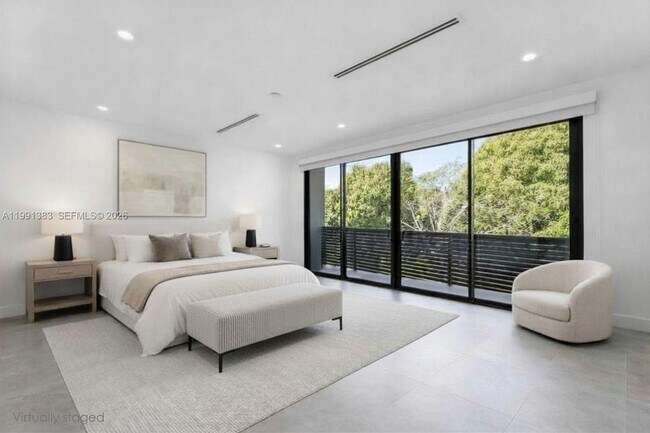 Building Photo - 2840 SW 32nd Ct