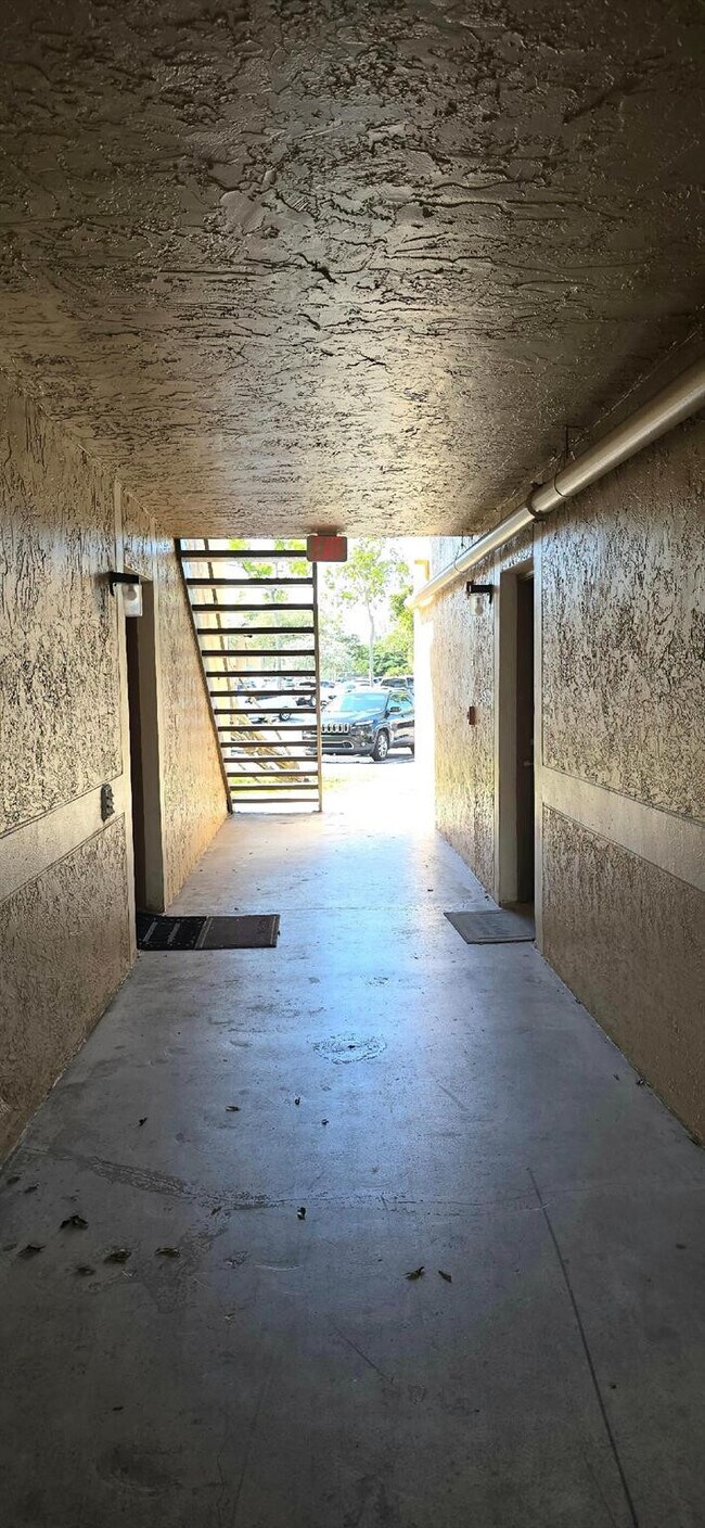 Building Photo - 301 Palm Way