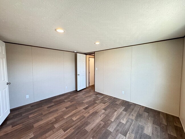 Building Photo - 1700 Yale Dr