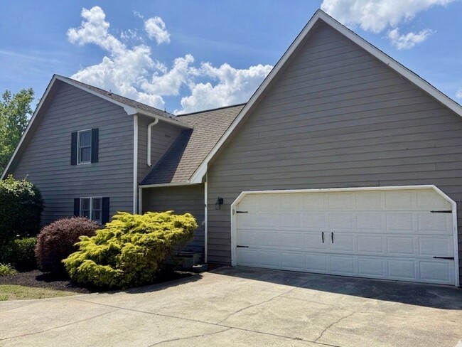 Building Photo - 3053 Woodale Cir