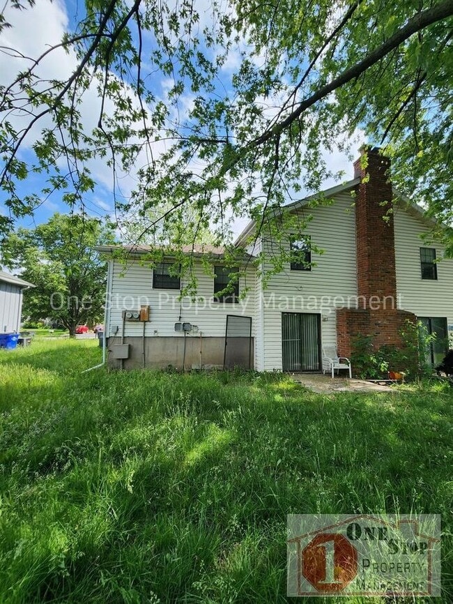Building Photo - Great 2 bedroom, 1.5 bathroom duplex in Ol...