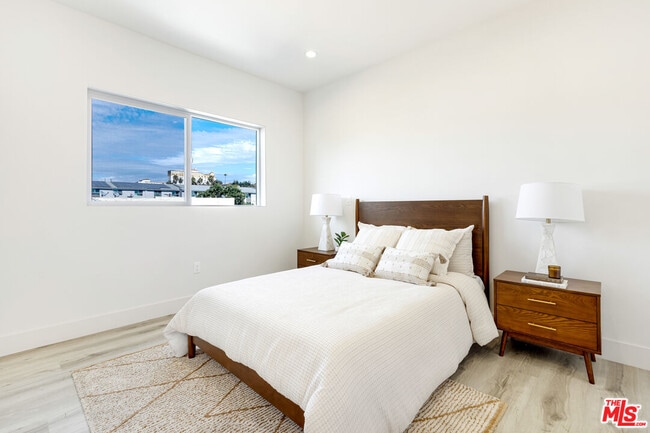 Building Photo - 222 N Coronado St