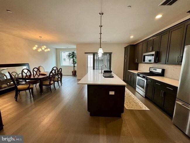 Building Photo - 906 Lakeview Ct