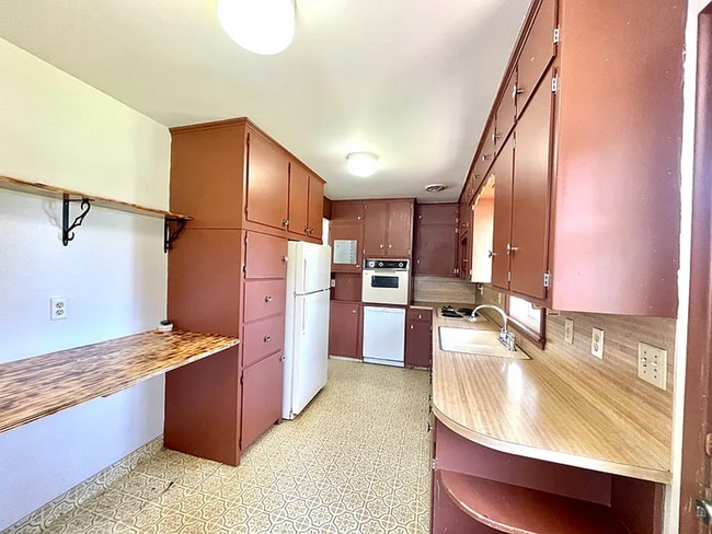 Primary Photo - 2713 S 74th St