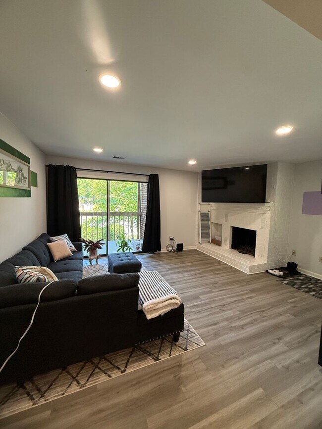 Building Photo - Fully Furnished Condo with community pool