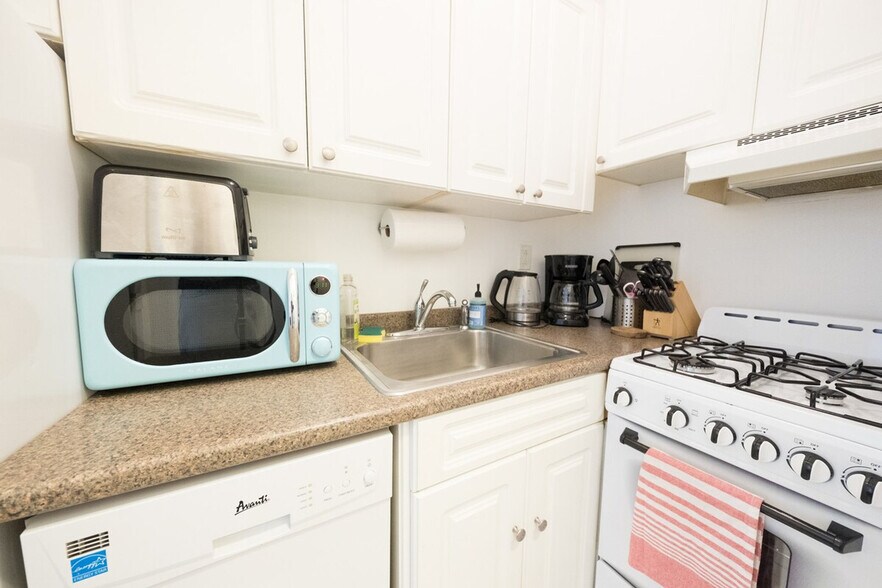 Building Photo - 317 E 75th St