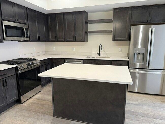 Building Photo - 106 E Erie St