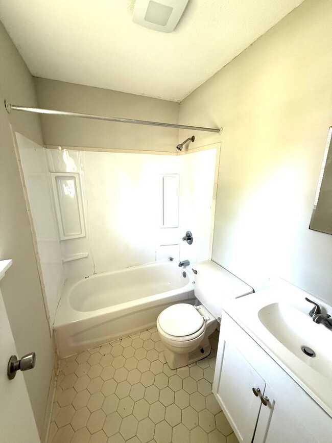 Building Photo - ** 3 bed 2 bath located in Capitol Heights...