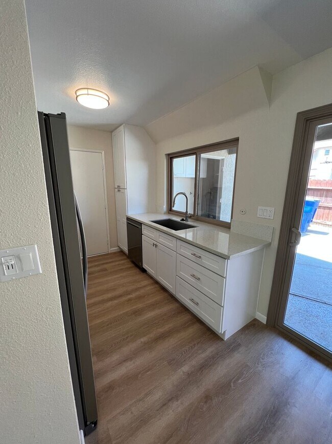 Building Photo - Gorgeous, Updated Todd Ranch Townhome