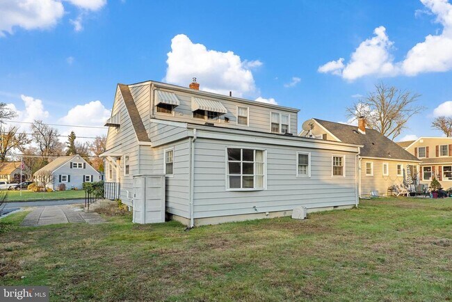 Building Photo - 1206 Sylvan Dr