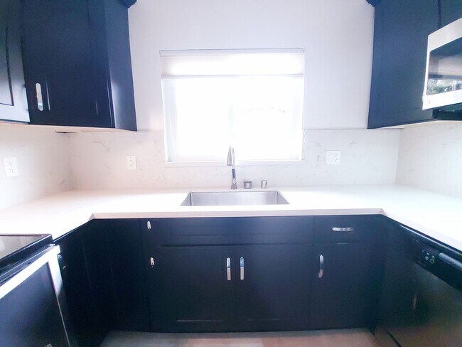 Building Photo - Lovely top floor condo unit; 2 bed/ 2 bath