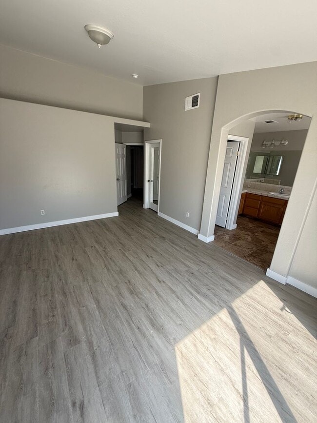 Building Photo - Spacious 4-Bedroom Home in Southwest Bakersfield